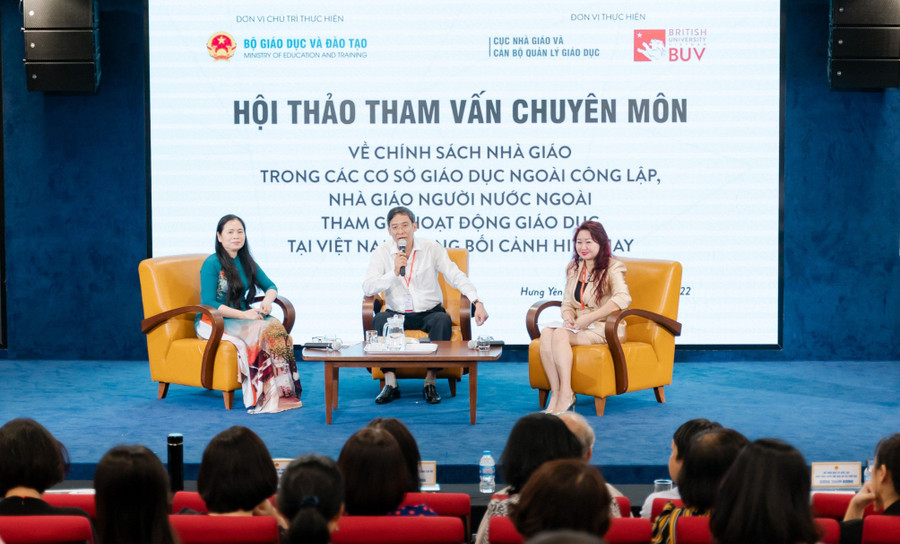 TS Vũ Minh Đức phát biểu tại Hội thảo tham vấn chuyên môn về chính sách nhà giáo trong các cơ sở giáo dục NCL, nhà giáo người nước ngoài tham gia hoạt động giáo dục tại Việt Nam trong bối cảnh hiện nay.