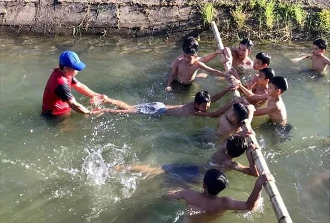 Nên cho trẻ tập bơi sớm để phòng chống đuối nước mọi lúc, mọi nơi. Ảnh minh họa