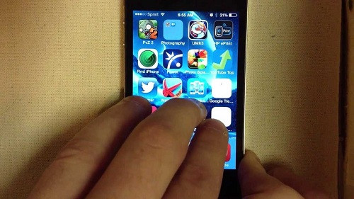 Thao tác nhấn đúp bằng 3 ngón tay cùng lúc giúp phóng to màn hình thiết bị iOS. Thao tác nhấn đúp bằng 3 ngón tay cùng lúc giúp phóng to màn hình thiết bị iOS.