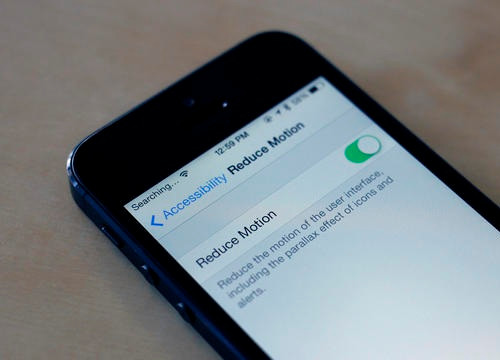 Bật tùy chọn Reduce Motion để tắt hiệu ứng chuyển động Parallax trên iPhone giúp màn hình dễ xem hơn. Bật tùy chọn Reduce Motion để tắt hiệu ứng chuyển động Parallax trên iPhone giúp màn hình dễ xem hơn.
