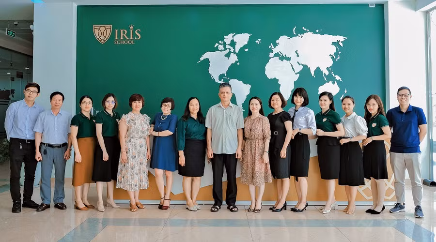 Thầy Nguyễn Mạnh Sơn (chính giữa) cùng Ban Giám hiệu Trường Iris và các thầy cô giáo cấp THPT