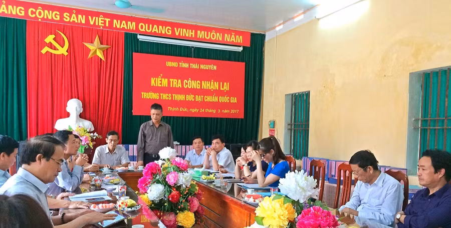 Khi còn làm Phó Giám đốc Sở GD&ĐT tỉnh Thái Nguyên, thầy Sơn thường xuyên đồng hành cùng các trường trên địa bàn trong công tác nâng cao chất lượng giáo dục.