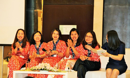 Niềm vui của nhóm học viên sau khi trình bày dự án trước Hội nghị