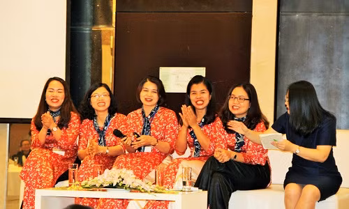 Niềm vui của nhóm học viên sau khi trình bày dự án trước Hội nghị