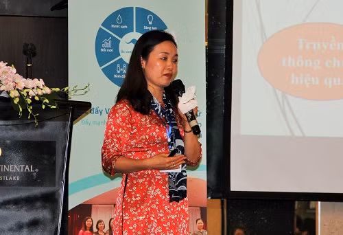 Một học viên trình bày dự án cá nhân tại Hội nghị