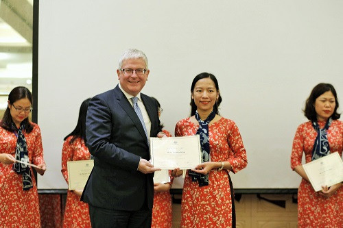 Đại sứ Australia tại Việt Nam Craig Chittick trao chứng chỉ cho các học viên khóa 2 Đại sứ Australia tại Việt Nam Craig Chittick trao chứng chỉ cho các học viên khóa 2