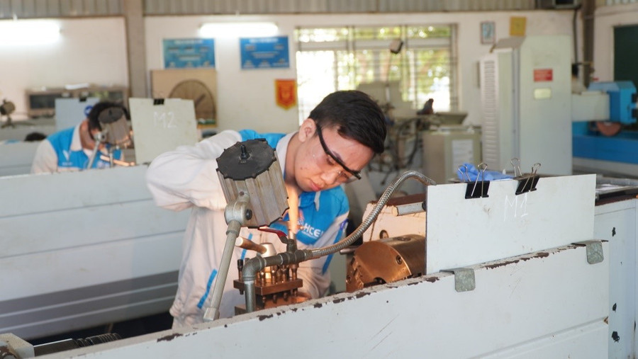 Sinh viên Trường Cao đẳng Cơ điện Hà Nội thực hành tại xưởng. Ảnh: Website nhà trường Sinh viên Trường Cao đẳng Cơ điện Hà Nội thực hành tại xưởng. Ảnh: Website nhà trường