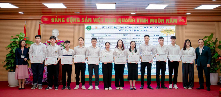 Sinh viên Học viện Nông nghiệp Việt Nam nhận học bổng “Thắp sáng ước mơ”. Ảnh: NTCC Sinh viên Học viện Nông nghiệp Việt Nam nhận học bổng “Thắp sáng ước mơ”. Ảnh: NTCC