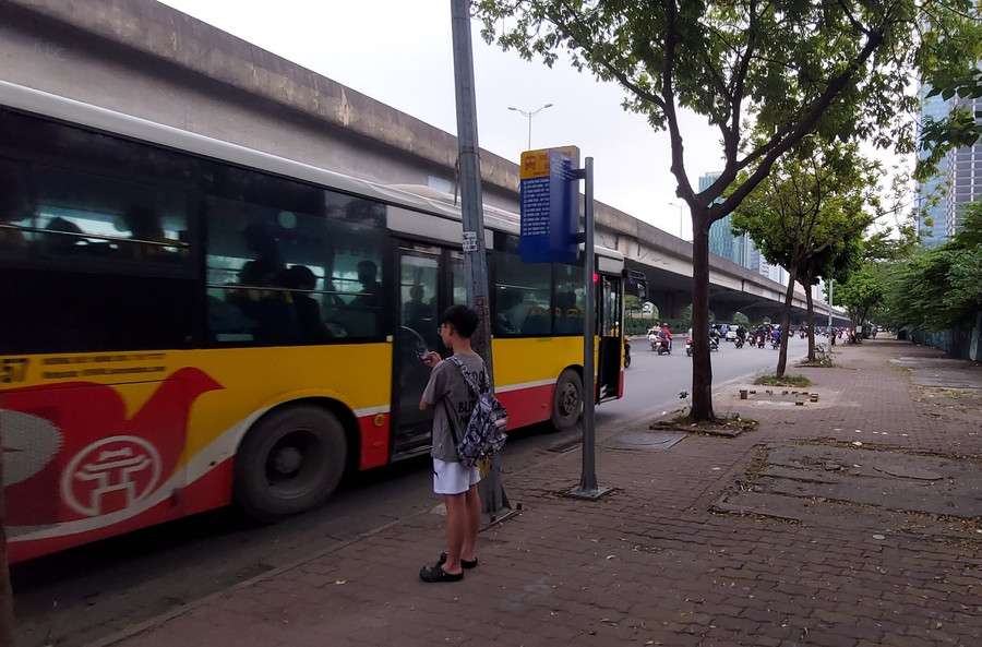 Mong rằng, ngày càng có nhiều người đi xe bus và phương tiện công cộng, để bảo vệ môi trường và tiết kiệm chi phí. Ảnh: Bình Thanh. Mong rằng, ngày càng có nhiều người đi xe bus và phương tiện công cộng, để bảo vệ môi trường và tiết kiệm chi phí. Ảnh: Bình Thanh.
