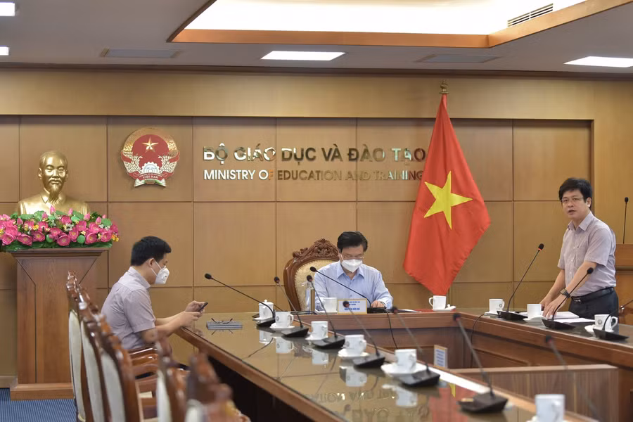 Vụ trưởng Vụ Giáo dục Trung học Nguyễn Xuân Thành phát biểu tại hội nghị.