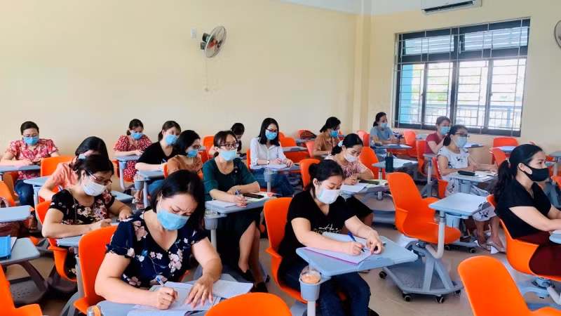 GV Trường Tiểu học Núi Thành tham gia tập huấn sử dụng SGK lớp 1 - 2 Chương trình GDPT mới. 