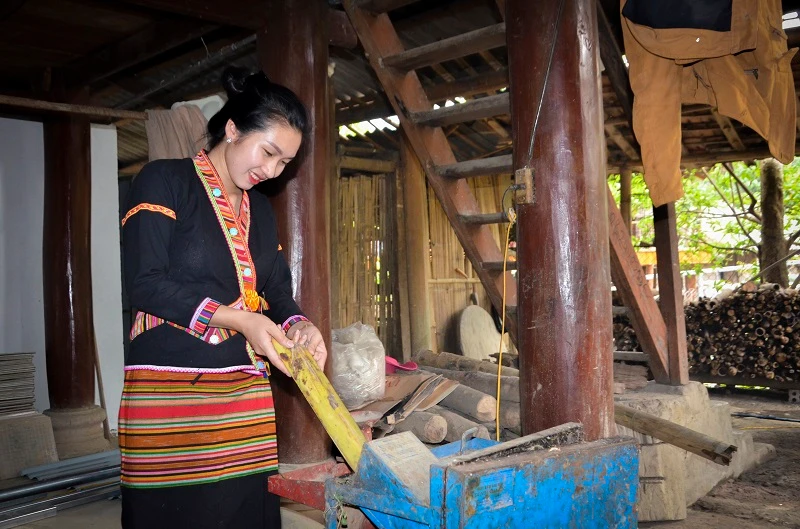 Quàng Thị Nguyệt tranh thủ làm các công việc trong nhà.