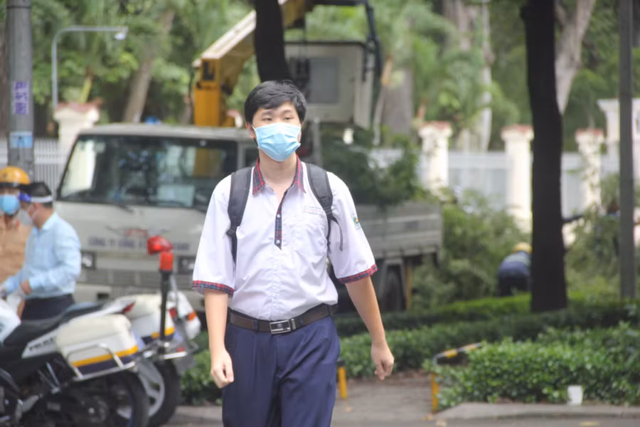 Thí sinh có mặt sớm tại điểm thi Trường THPT Lê Quý Đôn, Quận 3