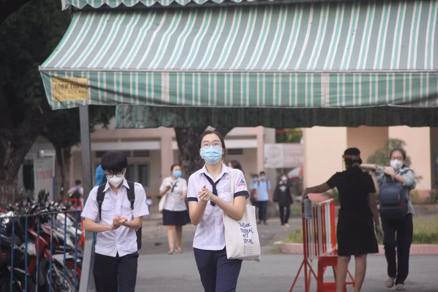 Thí sinh được yêu cầu rửa tay sát khuẩn trước khi rời điểm thi.