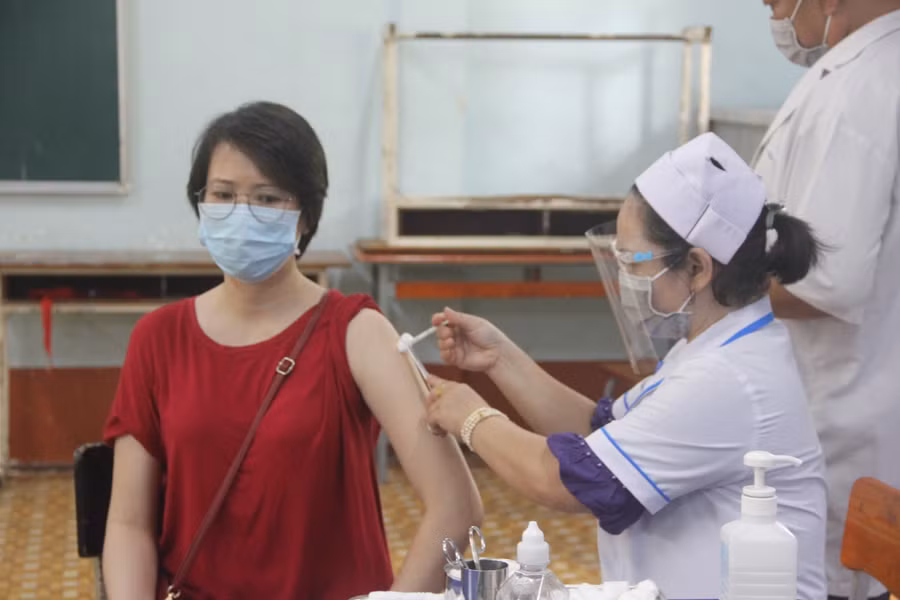 Giáo viên Trường THPT Đào Sơn Tây tiêm vắc xin phòng Covid-19 ngày 23/6