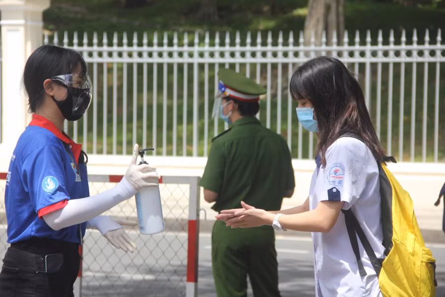 Sát khuẩn tay trước khi vào điểm thi