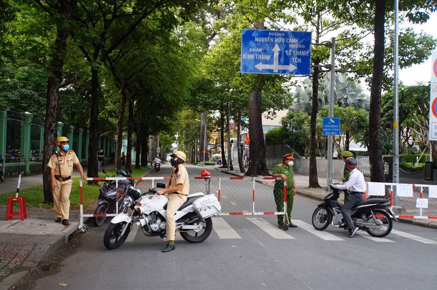 Phân luồng, hạn chế các phương tiện đi lại tại tuyến đường Nguyễn Bỉnh Khiêm, Quận 1 để phục vụ riêng cho 2 điểm thi tại tuyến đường này.