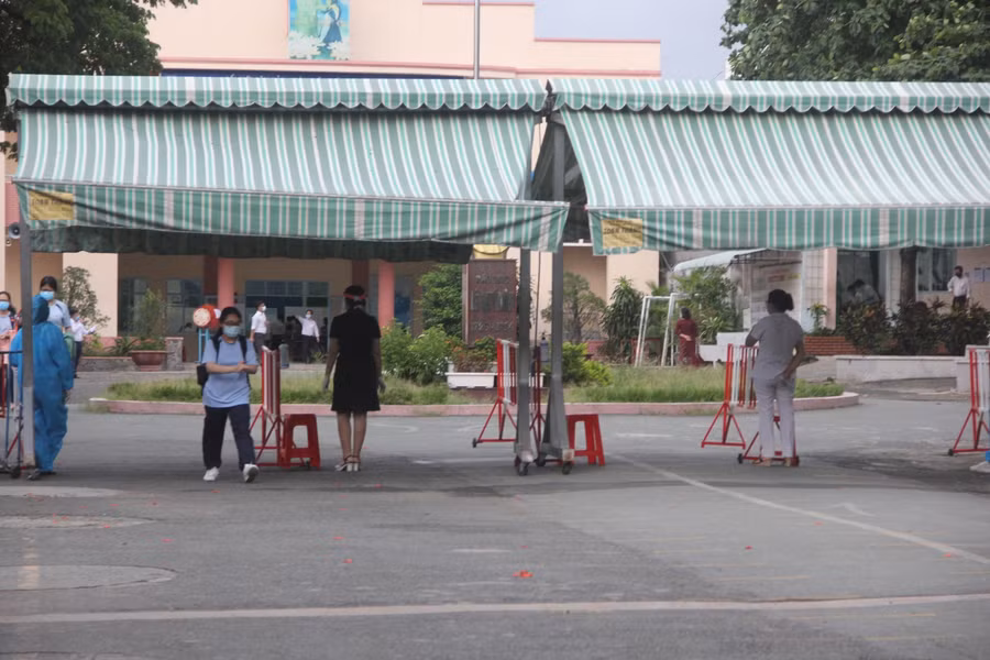 Điểm thi thực hiện phân luồng thí sinh, chia từng khung giờ di chuyển ra về cho từng phòng thi để đảm bảo giãn cách.