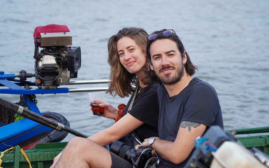 Nụ cười thân thiện, ấm áp của du khách trong không gian của chợ nổi. Nụ cười thân thiện, ấm áp của du khách trong không gian của chợ nổi.