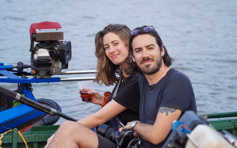 Nụ cười thân thiện, ấm áp của du khách trong không gian của chợ nổi.