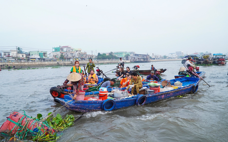 Ẩm thực trên chợ nổi Cái Răng thu hút du khách. Ẩm thực trên chợ nổi Cái Răng thu hút du khách.