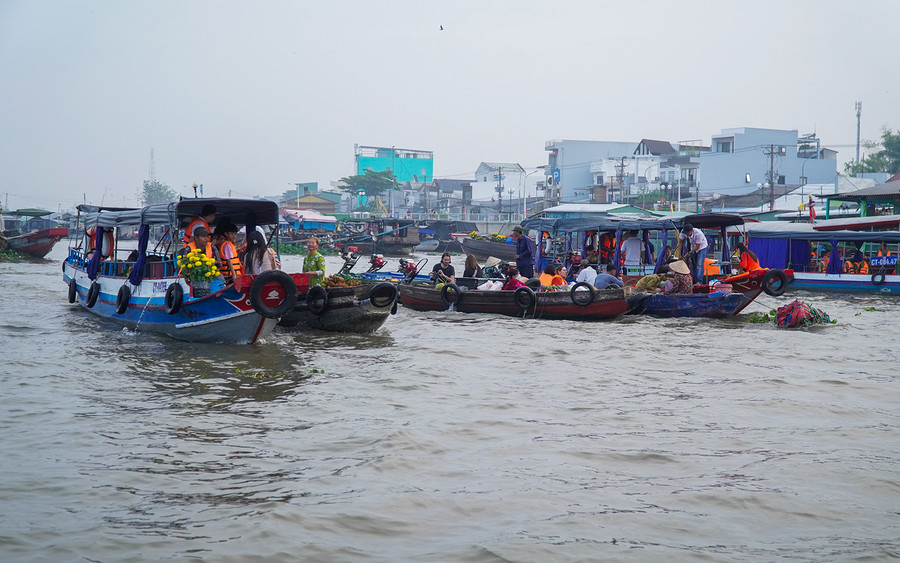Tàu chở du khách tham quan đổ về khu vực chợ nổi Cái Răng để mua sắm và trải nghiệm văn hóa miền Tây trong ngày giáp Tết. Tàu chở du khách tham quan đổ về khu vực chợ nổi Cái Răng để mua sắm và trải nghiệm văn hóa miền Tây trong ngày giáp Tết.