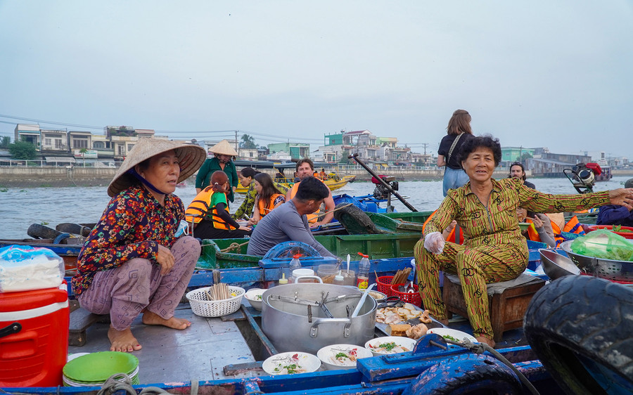 Thương hồ cười vui trong quá trình mua bán tại chợ nổi, thể hiện sự gần gũi và ấm áp của văn hóa miền Tây. Thương hồ cười vui trong quá trình mua bán tại chợ nổi, thể hiện sự gần gũi và ấm áp của văn hóa miền Tây.