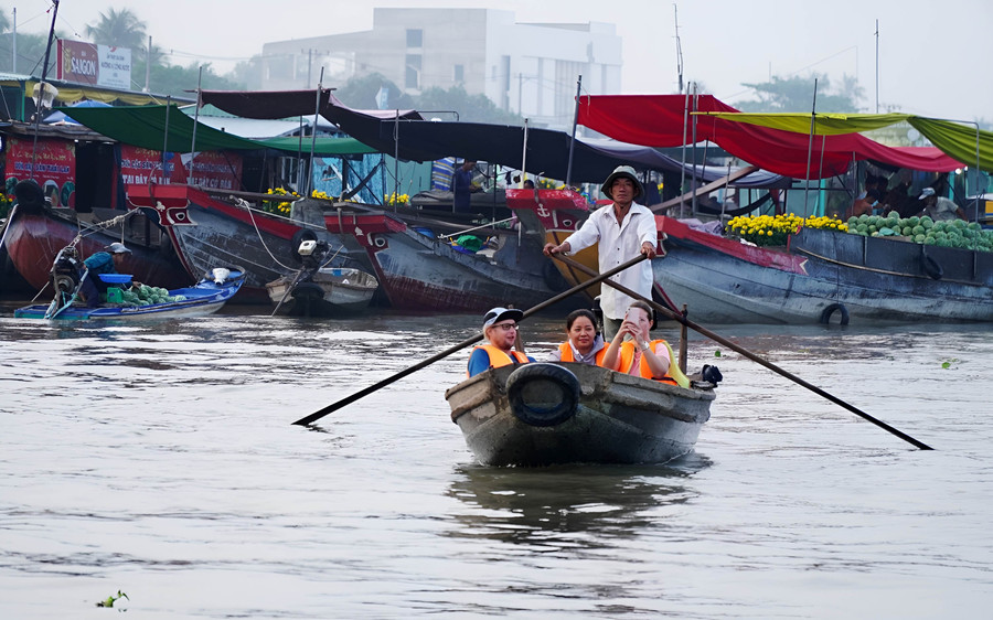 Những hình ảnh thường nhật của chợ nổi Cái Răng trong dịp Tết. Những hình ảnh thường nhật của chợ nổi Cái Răng trong dịp Tết.