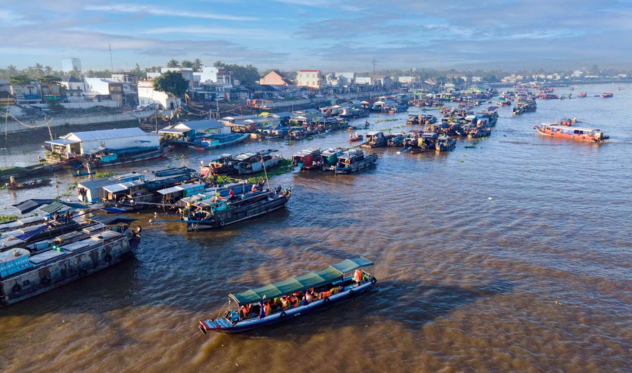 Chợ nổi Cái Răng sôi động một khúc sông Cần Thơ.