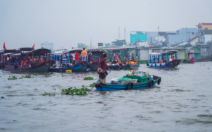 Phụ nữ trổ tài làm “tài công” chinh phục sông nước mưu sinh. Phụ nữ trổ tài làm “tài công” chinh phục sông nước mưu sinh.