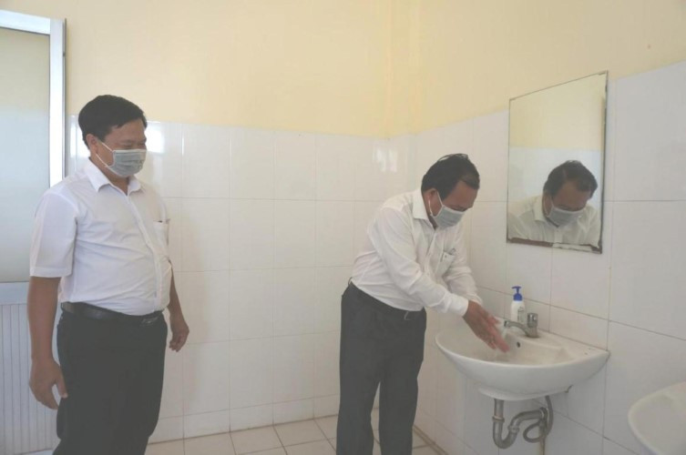 Giám đốc Sở GD&ĐT Cà Mau Nguyễn Minh Luân kiểm tra phòng chống dịch Corona các trường học. Ảnh: T. Sắc