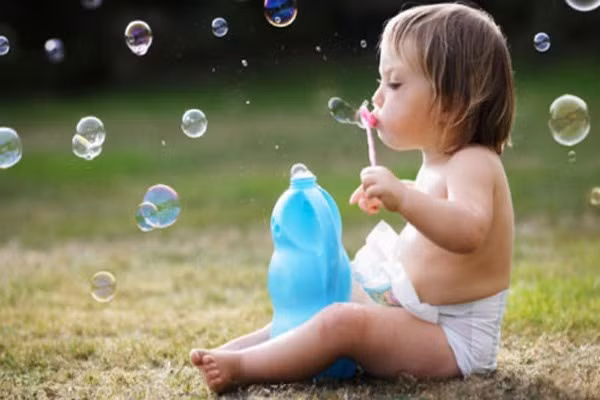  Cach hay do tre nin khoc hieu qua bat ngo-Hinh-6 Thổi bong bóng. Đây là cách thông minh để vỗ về những em bé đang khóc nhè. Điều nguy hiểm duy nhất là con sẽ khóc tiếp nếu bạn dừng lại. Nhưng thổi bong bóng chính là một phép thuật hiệu quả khiến một đứa trẻ con đang khóc cười khúc khích không ngừng. Không có bé nào khước từ những bong bóng như thế giới cổ tích này. Các con sẽ thỏa thích ngắm nhìn những bong bóng nhỏ xinh đầy màu sắc và ngưng khóc.