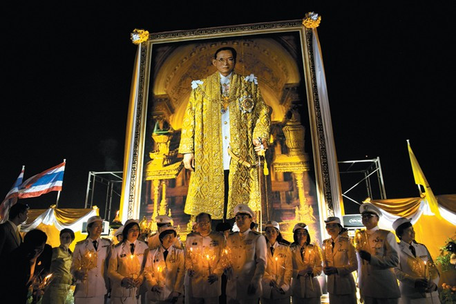 Chế giễu Hoàng gia Thái Lan là phạm pháp: Dù là một người hay đùa tới đâu, bạn cũng nên giữ mồm giữ miệng khi ở Thái, bởi quốc gia này có luật lệ rất nghiêm khắc về các vấn đề liên quan tới hoàng gia. Những người chế giễu hay đùa về đức vua, các thành viên trong hoàng tộc... sẽ phải đối mặt với những án phạt nặng. Chế giễu Hoàng gia Thái Lan là phạm pháp: Dù là một người hay đùa tới đâu, bạn cũng nên giữ mồm giữ miệng khi ở Thái bởi quốc gia này có luật lệ rất nghiêm khắc về các vấn đề liên quan tới hoàng gia. Những người chế giễu hay đùa về đức vua, các thành viên trong hoàng tộc... sẽ phải đối mặt với những án phạt nặng nề