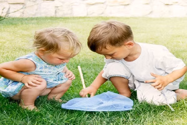  Cach hay do tre nin khoc hieu qua bat ngo-Hinh-5 Cho bé tiếp xúc với không khí trong lành. Đôi khi chỉ đơn giản là mở cửa cho bé ra ngoài trời cũng khiến bé ngừng khóc. Nếu mãi bé vẫn không nín, mẹ nhìn xung quanh, nhìn lên bầu trời và nói chuyện với trăng sao, hoặc mọi thứ bận rộn xung quanh. Bé sẽ bị mẹ “gài bẫy” và nín ngay.