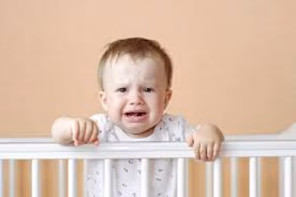  Cach hay do tre nin khoc hieu qua bat ngo-Hinh-2 Ôm trẻ thật chặt, nhất là trẻ sơ sinh. Bé sẽ rất thích cảm giác ấm áp và an toàn do môi trường trong bụng mẹ bé đã được ôm ấp và che chở suốt 9 tháng 10 ngày. Nếu trẻ đã lớn, hãy nắm vai con để tạo cho bé cảm giác được quan tâm và cảm thông.