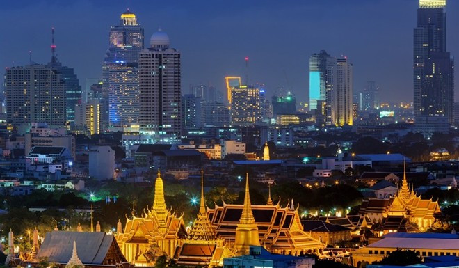 Tên chính thức của thủ đô không phải Bangkok: Phần lớn chúng ta biết thủ đô của Thái Lan là Bangkok, ít ai biết tên đầy đủ của thành phố này là “Krungthepmahanakhon Amonrattanakosin Mahintharayutthaya Mahadilokphop Noppharatratchathaniburirom Udomratchaniwetmahasathan Amonphimanawatansathit Sakkathattiyawitsanukamprasit”. Cụm từ này dịch ra là “Thành phố của thiên thần, thành phố vĩ đại của những người bất tử, thành phố lộng lẫy của 9 viên đá quý, ngôi báu của đức vua, thành phố của những cung điện hoàng gia, nhà của những vị thần hiện thân, xây dựng bởi thần Visvakarman theo lệnh của thần Indra”. Tên thủ đô không phải Bangkok: Phần lớn chúng ta biết thủ đô của Thái Lan là Bangkok, ít ai biết tên đầy đủ của thành phố này là “ Krungthepmahanakhon Amonrattanakosin Mahintharayutthaya Mahadilokphop Noppharatratchathaniburirom Udomratchaniwetmahasathan Amonphimanawatansathit Sakkathattiyawitsanukamprasit”. Cụm từ này dịch ra là “Thành phố của thiên thần, thành phố vĩ đại của những người bất tử, thành phố lộng lẫy của 9 viên đá quý, ngôi báu của đức vua, thành phố của những cung điện hoàng gia, nhà của những vị thần hiện thân, xây dựng bởi thần Visvakarman theo lệnh của thần Indra”.