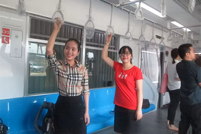 Cận cảnh bên trong tàu điện ngầm đầu tiên của Việt Nam