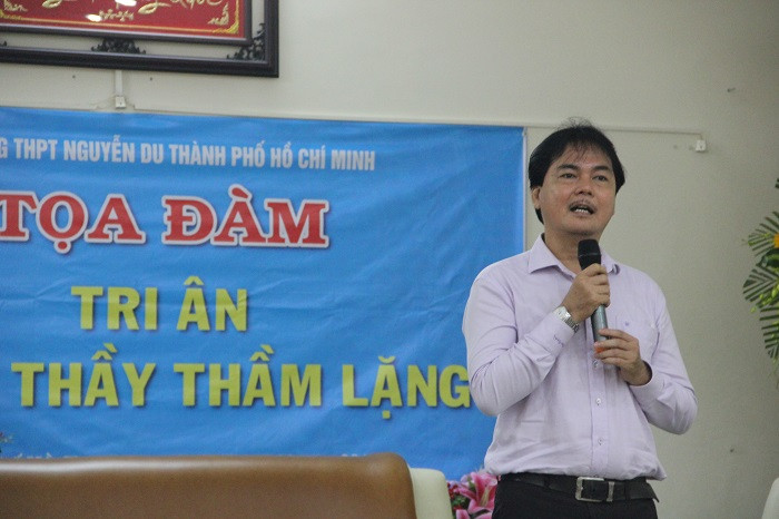 Thầy Huỳnh Thanh Phú, Hiệu trưởng Trường THPT Nguyễn Du chia sẻ tại buổi gặp mặt, tri ân phụ huynh là giáo viên