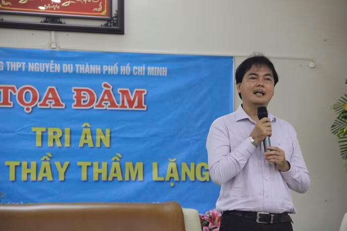 Thầy Huỳnh Thanh Phú, Hiệu trưởng Trường THPT Nguyễn Du chia sẻ tại buổi gặp mặt, tri ân phụ huynh là giáo viên