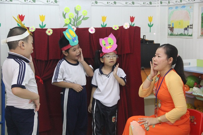 Nhà giáo Lâm Thị Minh Châu đang dạy các em học sinh đọc bài thơ Con yêu mẹ