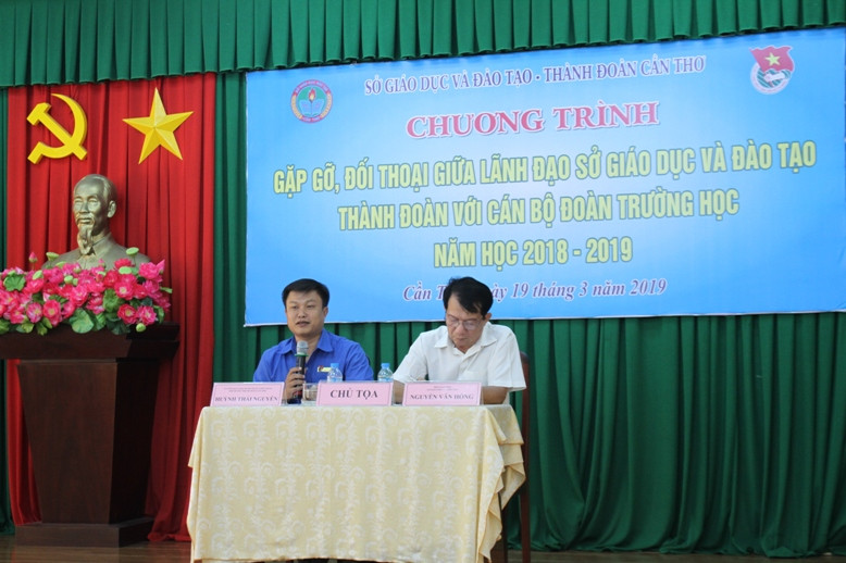 Anh Huỳnh Thái Nguyên - Phó Bí thư Thành Đoàn Cần Thơ (trái) và ông Nguyễn Văn Hồng - Phó GĐ Sở GD&ĐT TP Cần Thơ đối thoại với cán bộ Đoàn trường học