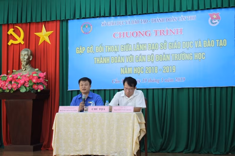 Anh Huỳnh Thái Nguyên - Phó Bí thư Thành Đoàn Cần Thơ (trái) và ông Nguyễn Văn Hồng - Phó GĐ Sở GD&ĐT TP Cần Thơ đối thoại với cán bộ Đoàn trường học