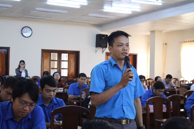 Cán bộ Đoàn trường học trao đổi tại buổi đối thoại