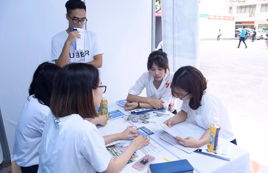 Sinh viên Trường ĐH Mỏ - Địa chất tìm hiểu cơ hội việc làm tại ngày hội.