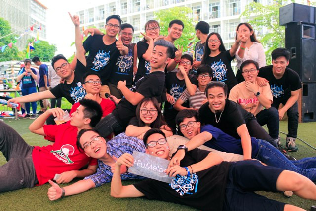 Club Fair 2017 quy tụ 15 câu lạc bộ trong trường tham gia như IGo; CLB guitar; Gym, Vovinam; CLB tiếng Anh; CLB FU Melody… Các CLB đều không bỏ lỡ cơ hội thể hiện điểm độc đáo, bản sắc của mình trong ngày hội. Mỗi CLB là một gian hàng được trang trí bắt mắt, ấn tượng, công phu, thu hút sự chú ý của học sinh đến tham gia. Hình ảnh của 15 CLB như vẽ lên bức tranh muôn màu, rạng rỡ, tươi mới và tràn đầy sức sống với nhiều hoạt động hấp dẫn.