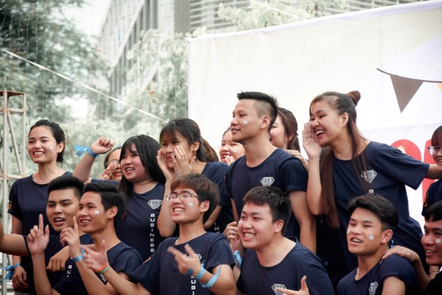 Anh Lê Quang Dũng – Cán bộ Phòng Tuyển sinh ĐH FPT chia sẻ: “Lúc đầu các em học sinh khá rụt rè, nhưng sau, qua những màn trình diễn ấn tượng của các anh chị sinh viên với âm nhạc sôi động thì cảm thấy thích thú và cuồng nhiệt. Học sinh Hoàng Thanh Phong - Trường THPT chuyên Lê Hồng Phong (Nam Đinh) cho biết ấn tượng với CLB Vovinam nhất bởi các anh chị biểu diễn rất hấp dẫn, những thế võ đầy lôi cuốn.