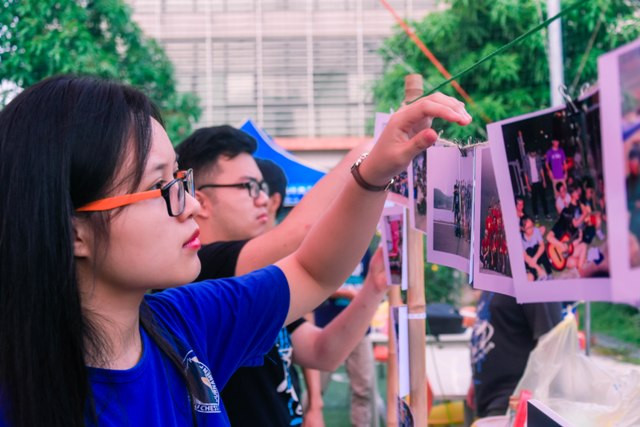 Tại mỗi gian trưng bày, các học sinh được chiêm ngưỡng những bức hình ấn tượng; được anh chị sinh viên giải đáp thắc mắc về truyền thống và hoạt động đặc trưng của mỗi CLB. Từ đó, các em hoàn toàn được quyền đăng kí ‘đầu quân’ gia nhập ngôi nhà chung mà mình yêu thích.