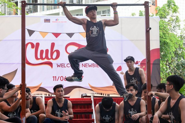 Những vũ điệu độc đáo, màn biểu diễn Vovinam hoành tráng, đầy khỏe khoắn, Flashmob sôi động, nhiều bài hát vô cùng hấp dẫn của các ‘nghệ sĩ không chuyên’ khiến cho sân khấu Club Fair thực sự bùng nổ.