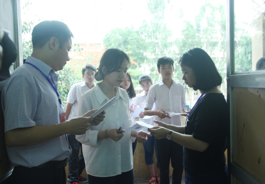 Gọi thí sinh vào phòng thi tại điểm thi Trường THPT Nguyễn Trãi (Ba Đình).