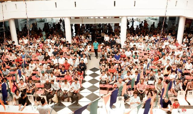 Một trong những hoạt động thu hút các bậc phụ huynh là hội thảo “Hiểu đúng, quyết định đúng”. Không chỉ ấn tượng với những tiết mục văn nghệ, thể thao của giảng viên và sinh viên ĐH FPT, phụ huynh, thí sinh trúng tuyển còn được lắng nghe những chia sẻ của chuyên gia nhu cầu tuyển dụng của các công ty, doanh nghiệp, cơ hội và xu hướng việc làm trong tương lai...